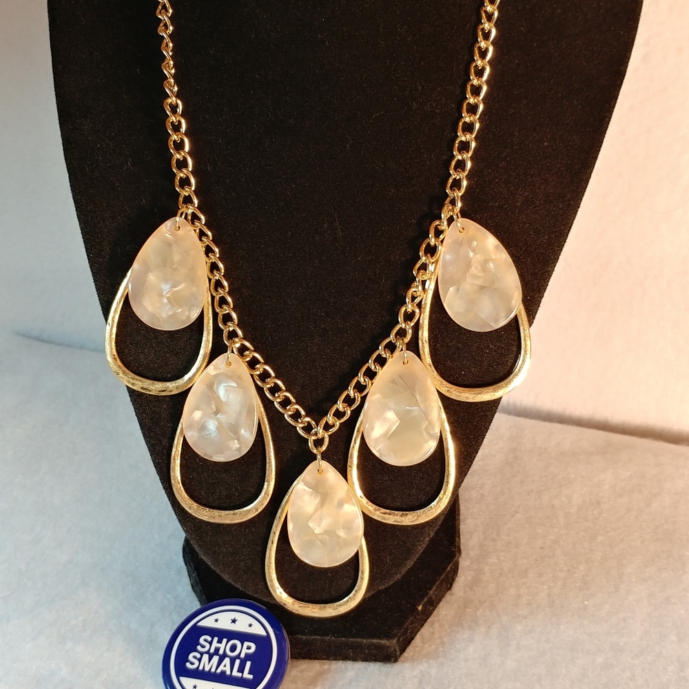 Gold bulky beautiful necklace.